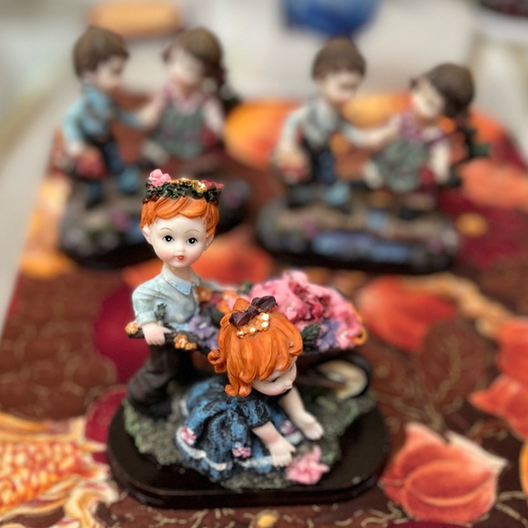 Bundle of ceramic cherubs figurines with floral scenery. - Picture 6 of 16